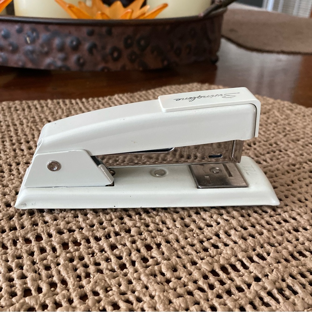 VINTAGE 1970’S SWINGLINE MODEL 711 SMALL DESKTOP STAPLER